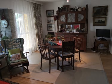 ausziehbarer Esstisch und antike Kredenz