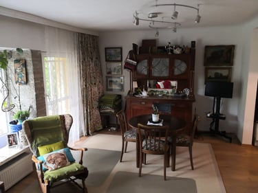 Gemütliches Zimmer mit Platz fürs Arbeiten am ausziehbaren Esstisch