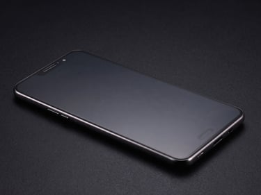 Samsung Galaxy screen face-up on black background, intact display under hard studio strobe, blindagem film edge visible, no scratches, high-contrast forensic product shot
