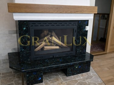 Камін з лабрадориту