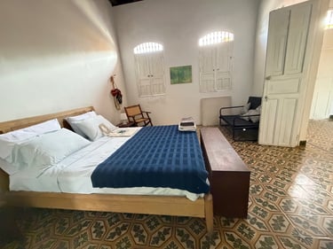 Casa Bela cama principal, una hamaca, dos ventanas , habitaciones iluminada y fresca