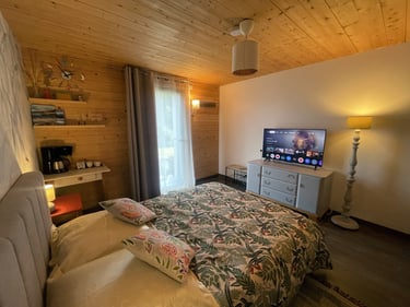 La chambre des Gardannes est décorée avec goût, la literie est neuve et confortable.