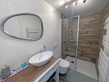 La salle de bains moderne des Gardannes possède un seche-serviette électrique.