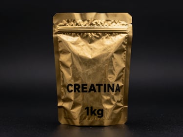 Saco de 1kg de creatina, con diseño industrial elegante, sobre fondo oscuro.