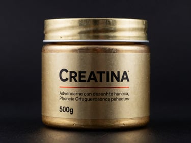 Envase premium de 500g de creatina, con reflejos metálicos, sobre fondo oscuro.