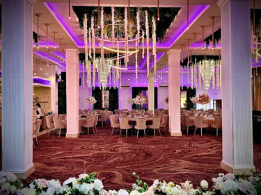 Salon Cartojani cu decor mov și candelabre cu cristale, Restaurant Roxana