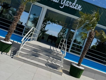 Intrare Roxana Garden cu palmieri și piscină, Restaurant Roxana
