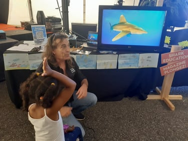petite fille qui fait le signe du requin