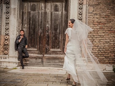 une mariée courant vers la porte de l'église fermé