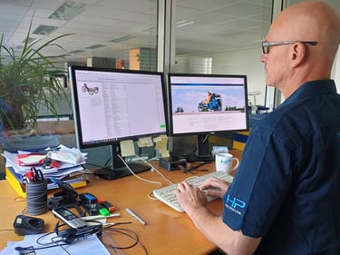 HP Velotechnik Mitarbeiter arbeitet mit Veloconnect-Interface am PC
