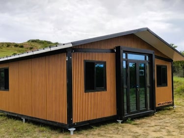 Maison conteneur déployable installée sur pieux vissés.