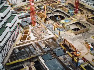 Drohnenbild einer Großbaustelle, Luftaufnahme Industrie