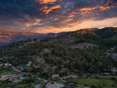 Luftaufnahme Drohnenbild des Gebirge der Serra de Tramutana in Mallorca bei Sonnenuntergang