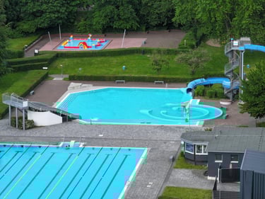Luftaufnahme des Siegburger Freibad Oktopus, Drohnenbild Siegburg Freibad