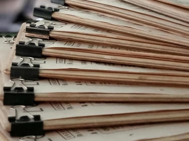 Una pila de documentos sujetos con clips