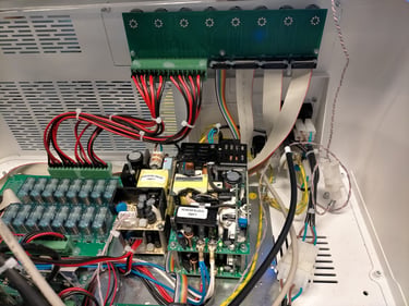 Interno di un sistema elettronico industriale con cablaggio e componenti tecnici avanzati