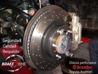 Instalación de discos de freno perforados Brembo en Toyota 4Runner durante servicio de frenos