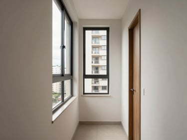 Interior corridor of a modern Brazilian apartment building, natural light from tall windows, clean painted walls, neutral tones showing building quality