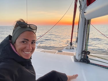 Virtuelle Assistentin auf Segelboot