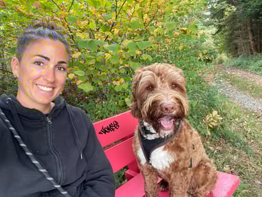 Claudia Vogler, virtuelle Assistentin mit Hund Galileo