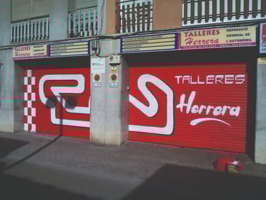 graffiti en cierre metálico de supermercado publicidad pintura  decorativa
