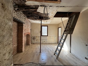 Salon en cours de rénovation dans un duplex à Pau – vue du chantier avant transformation