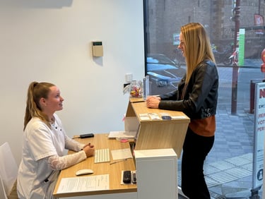 Accueil d'une cliente pour un traitement d'épilation laser