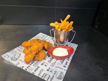 Fotografija chicken nuggetsa snimljena mobitelom u fast food restoranu, bez studijske rasvjete