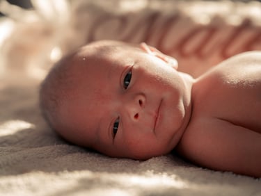 sesion de fotos de bebe recién nacido mirando a la cámara en granada