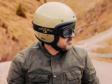 Motocyklista w kasku otwartym DMD Vintage i stylowych goglach