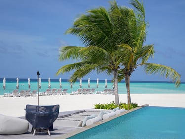 Four Seasons Landaa Giraavaru Maldives blu pool