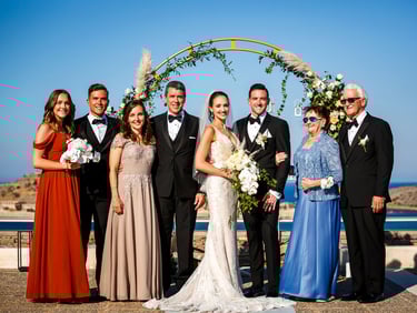 Foto istituzionale in posa con i parenti, le famiglie insieme agli sposii