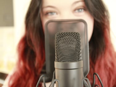 Leni Sell am Mikrofon - Fotografin Kathrin Fuchs