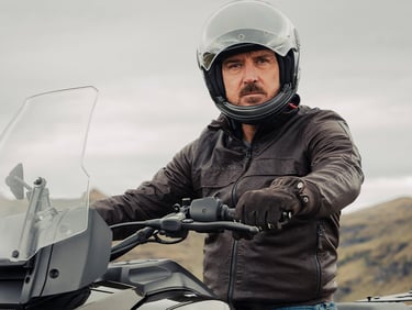 Motocyklista na Harley-Davidson Pan America w kasku modułowym