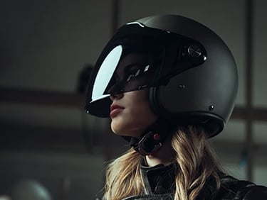 Motocyklistka w stylowym kasku miejskim marki DMD