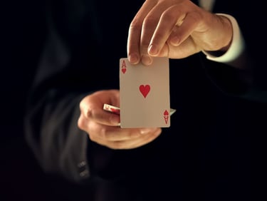 personne qui tient l'ace de cœur