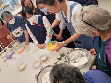 「One Do Workshop 聖誕節杯子蛋糕到校工作坊：專業導師指導社福機構長者與學生共同創作，享受節日烘焙樂趣。」