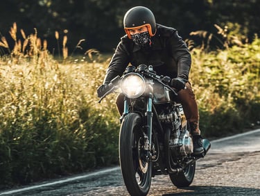 Motocyklista na motocyklu typu cafe racer