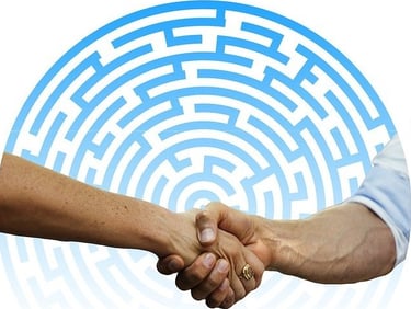 Händeschütteln vor Labyrinth – Visualisierung für Konfliktlösung und Klarheit