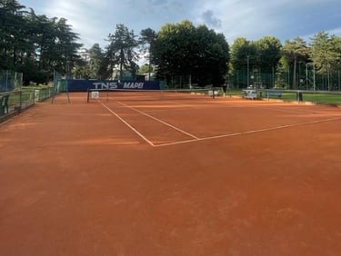 Campo da tennis in terra rossa presso il Centro Tennis Aeronautica, Milano.