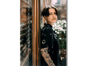 femme dos contre le mur