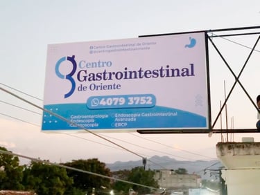 Rótulo luminosa tipo bandera con iluminación para visibilidad 24/7 en exteriores.