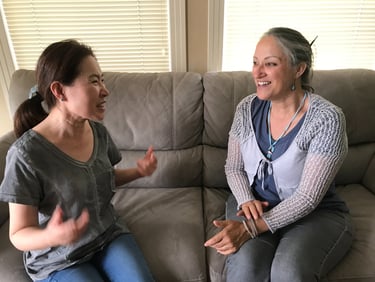 Image of two women collaborating through open dialogue in a comfortable setting