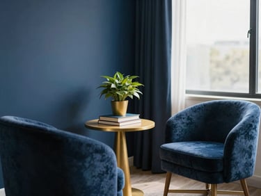 Um consultório de psicanálise tranquilo e acolhedor, com poltronas de veludo, uma pequena mesa lateral com livros e uma planta, iluminado por luz natural suave, tons de azul escuro e dourado.
