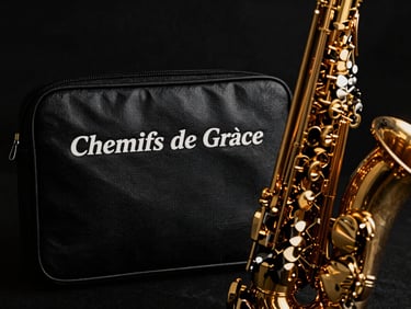 Pochette d'album 'Chemins de Grâce', détail d'un saxophone sur fond texturé noir et or