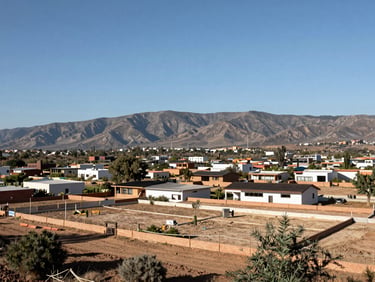 Terreno limpio en desarrollo con vista panorámica a las montañas de Oaxaca, luz natural brillante, tomas aéreas de desarrollos.