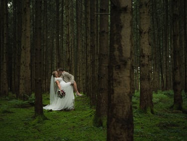 Authentische Hochzeitsfotografie im Wald von Fotograf Alex Butscher aus Erding bei München.