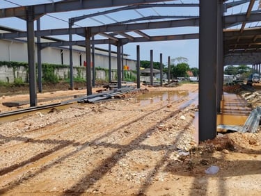 Proses pemasangan fondasi dan ereksi struktur rangka besi pada proyek ekspansi pabrik di Jawa Tengah