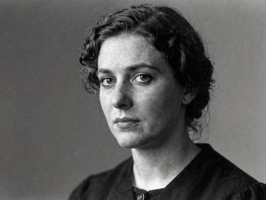 Ritratto d'epoca di una donna con sguardo penetrante, luce drammatica, alto contrasto, grana, stile noir, stile archivio segreto.