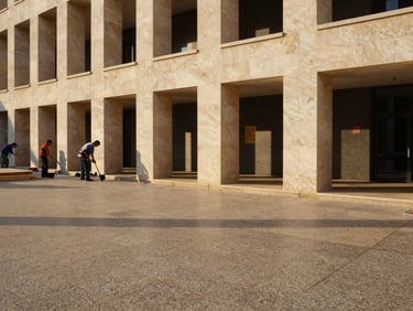 Gros plan sur des dalles de granit polies en cours d'installation sur une façade, reflets du soleil, précision des joints, maçons travaillant, warm architectural photography, high-contrast editorial, 35mm